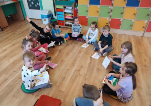 Dzieci prezentują swoje książeczki